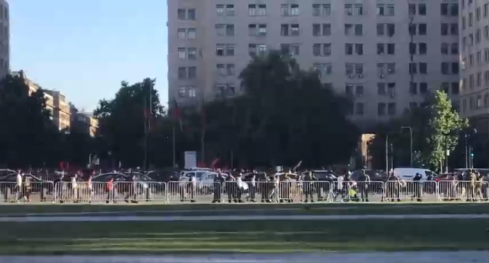 Nueva protesta frente a La Moneda por muerte de Camilo Catrillanca: Manifestantes lanzan vallas papales Nueva protesta frente a La Moneda por muerte de Camilo Catrillanca: Manifestantes lanzan vallas papales