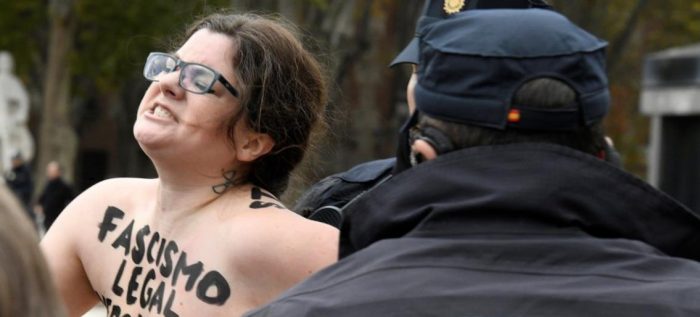 Activistas de Femen protestan en un acto de ultraderechistas en España Activistas de Femen protestan en un acto de ultraderechistas en España