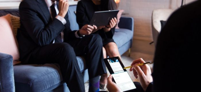 Estudio: 76% de los chilenos considera muy importante el uso de su celular en el trabajo Estudio: 76% de los chilenos considera muy importante el uso de su celular en el trabajo