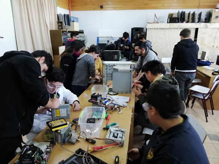 Personas con discapacidad crean robots con desechos electrónicos Personas con discapacidad crean robots con desechos electrónicos