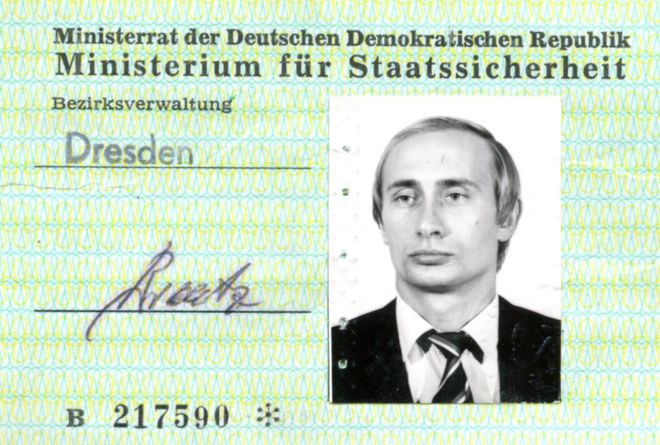 La tarjeta de identidad del espía Vladimir Putin en la Alemania Oriental de la Guerra Fría La tarjeta de identidad del espía Vladimir Putin en la Alemania Oriental de la Guerra Fría