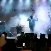 Tsunami que azotó a Indonesia arrasa con un concierto pop que se desarrollaba en la playa