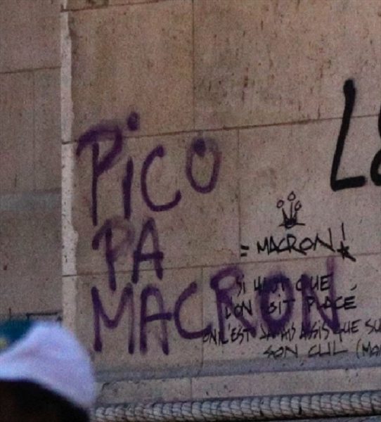 Chile se hace presente en protestas en Francia: desde “El pueblo unido” hasta graffitis en el Arco del Triunfo Chile se hace presente en protestas en Francia: desde
