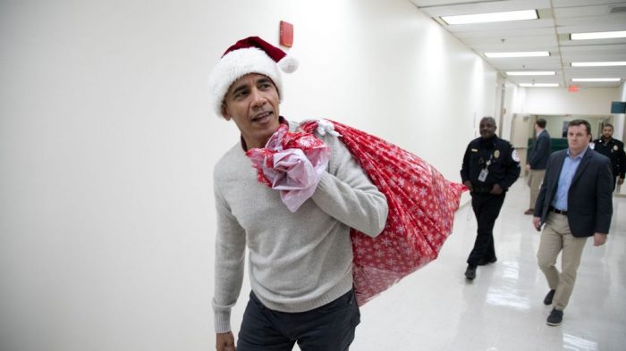 Barack Obama reparte regalos como el Viejito Pascuero en hospital de niñas y niños Barack Obama reparte regalos como el Viejito Pascuero en hospital de niñas y niños