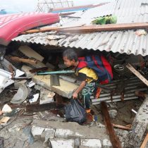 Muertos por tsunami en Indonesia aumentan a 373 y sigue la frenética búsqueda de sobrevivientes entre los escombros