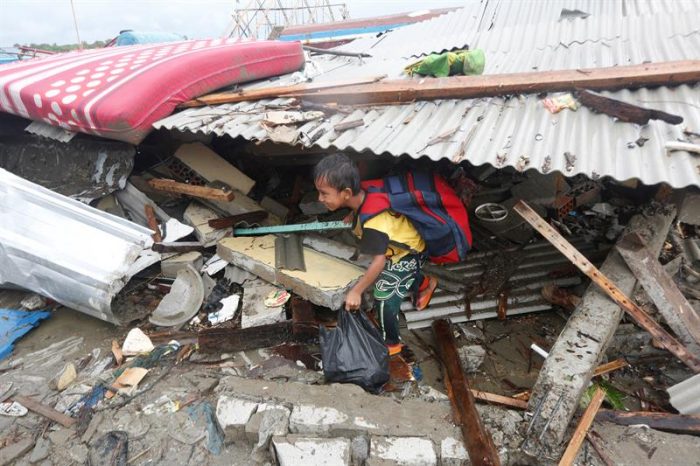 Muertos por tsunami en Indonesia aumentan a 373 y sigue la frenética búsqueda de sobrevivientes entre los escombros