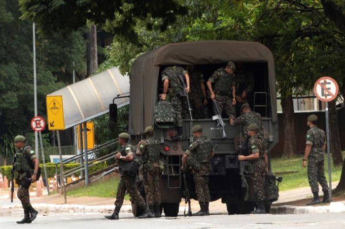 La vigilia de Bolsonaro antes de asumir el mando en Brasil bajo extrema seguridad y promesas de eliminar la “basura marxista” La vigilia de Bolsonaro antes de asumir el mando en Brasil bajo extrema seguridad y promesas de eliminar la “basura marxista”