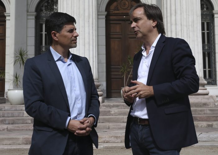 Crisis en TVN: Diputados Marcelo Díaz y Cruz-Coke piden que directivos y rostros del canal rebajen sus sueldos Crisis en TVN: Diputados Marcelo Díaz y Cruz-Coke piden que directivos y rostros del canal rebajen sus sueldos