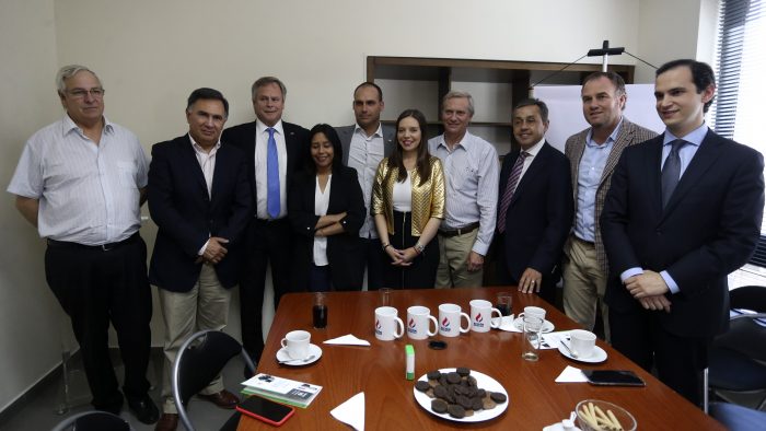 Kast y políticos oficialistas se reunieron con el hijo de Jair Bolsonaro Kast y políticos oficialistas se reunieron con el hijo de Jair Bolsonaro