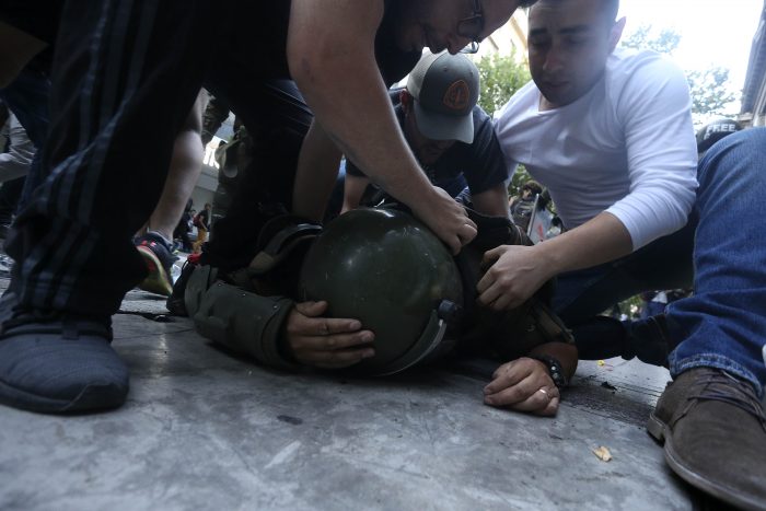 Un carabinero fue golpeado en manifestación por muerte de Catrillanca Un carabinero fue golpeado en manifestación por muerte de Catrillanca