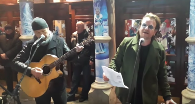 Vocalista y guitarrista de U2 tocaron como músicos callejeros en Nochebuena