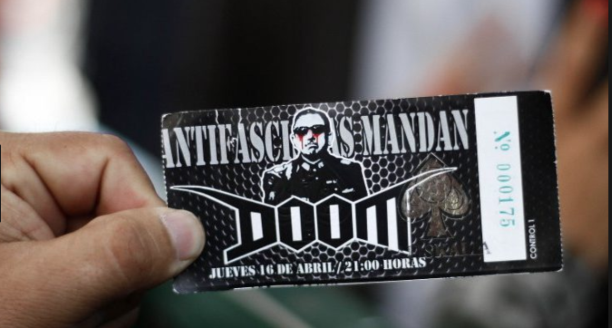 Una luz parpadeante: el relato de los sobrevivientes del recital de Doom Una luz parpadeante: el relato de los sobrevivientes del recital de Doom