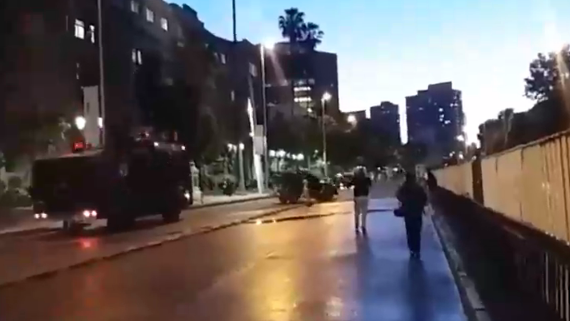 Así fue cuando el carro lanza-agua de Carabineros mojó a equipo de prensa Así fue cuando el carro lanza-agua de Carabineros mojó a equipo de prensa