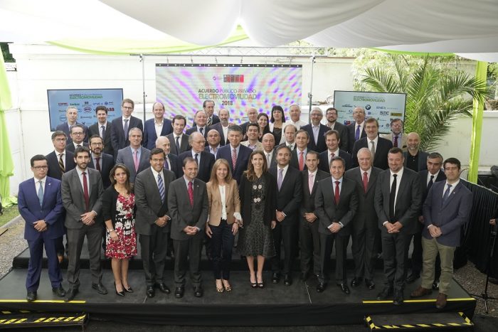 Firman compromiso público-privado con 38 empresas e instituciones para impulsar la electromovilidad Firman compromiso público-privado con 38 empresas e instituciones para impulsar la electromovilidad