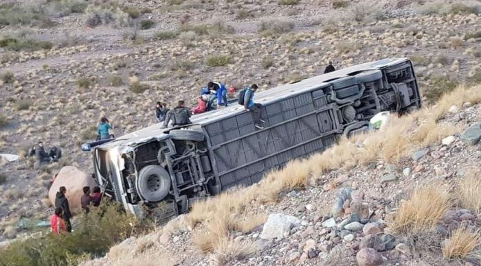 Bus de origen chileno desbarranca en las cercanías de Mendoza dejando al menos tres fallecidos Bus de origen chileno desbarranca en las cercanías de Mendoza dejando al menos tres fallecidos