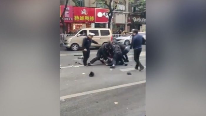 Al menos 5 muertos y 21 heridos tras chocar un autobús secuestrado en China Al menos 5 muertos y 21 heridos tras chocar un autobús secuestrado en China