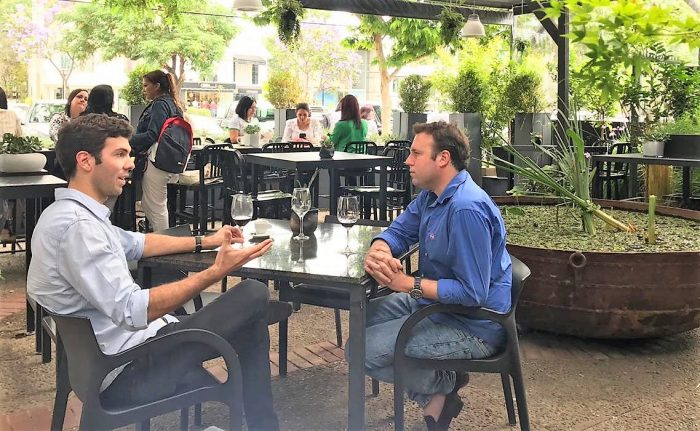 Francisco Velasco, conductor de Euromaxx: “Los chilenos pensamos que las cosas se hacen mejor en Estados Unidos o en Europa y no siempre es así” Francisco Velasco, conductor de Euromaxx: