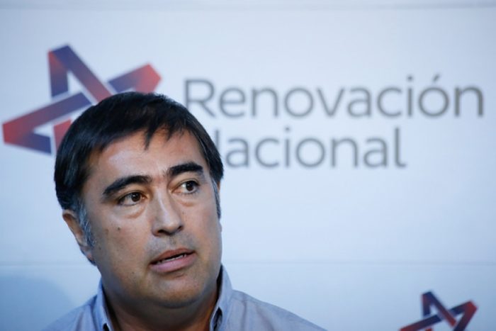 Desbordes pone paños fríos en el gabinete por crisis en La Araucanía: “Moreno y Chadwick deben seguir a cargo de estos temas” Desbordes pone paños fríos en el gabinete por crisis en La Araucanía: