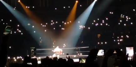 Luchador de la WWE interpretó «Tren al sur» de Los Prisioneros durante presentación en El Movistar Arena Luchador de la WWE interpretó