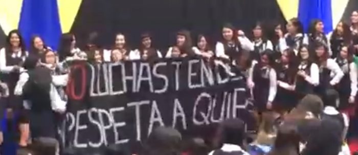 El momento en que las estudiantes del Liceo 1 despliegan lienzo durante la licenciatura El momento en que las estudiantes del Liceo 1 despliegan lienzo durante la licenciatura