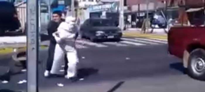 El video que muestra en directo la detención de supuestos manifestantes por la causa mapuche El video que muestra en directo la detención de supuestos manifestantes por la causa mapuche