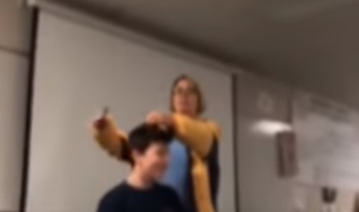 Profesora que le cortó el pelo a la fuerza a un estudiante fue acusada de crueldad infantil y agresión Profesora que le cortó el pelo a la fuerza a un estudiante fue acusada de crueldad infantil y agresión
