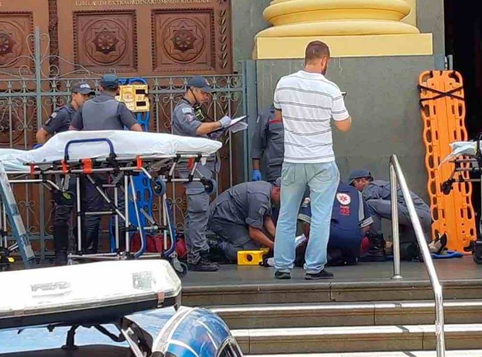 Hombre dispara al interior de una misa en Sao Paulo, mata a cinco personas y luego se suicida Hombre dispara al interior de una misa en Sao Paulo, mata a cinco personas y luego se suicida