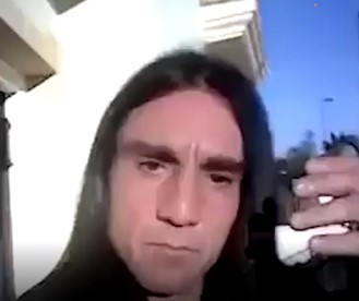 “Mira la magia de mi melena”: el video de un español buscando pareja que se volvió viral