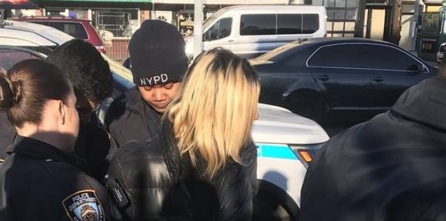 Mujer es arrestada por acto racista en contra de una asiática Mujer es arrestada por acto racista en contra de una asiática