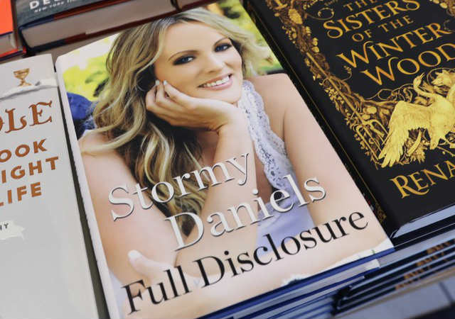Condenan a la actriz porno Stormy Daniels a pagar 293.000 dólares a Trump