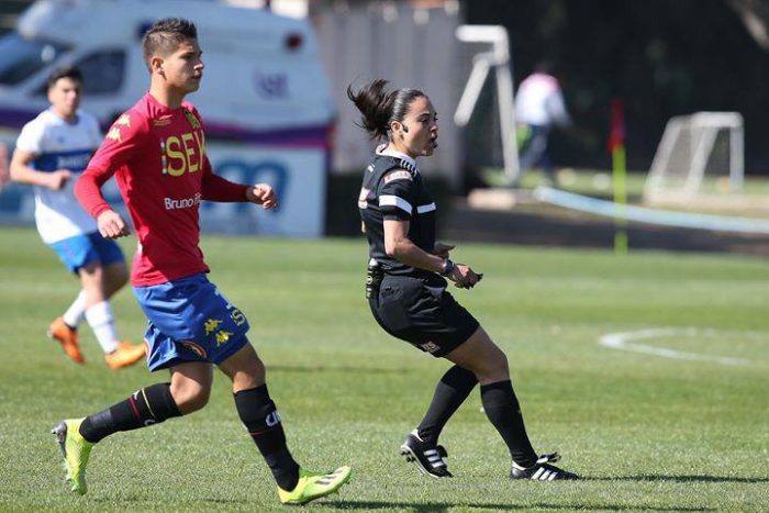 María Belén Carvajal, primera árbitra en dirigir un partido de fútbol chileno profesional masculino María Belén Carvajal, primera árbitra en dirigir un partido de fútbol chileno profesional masculino