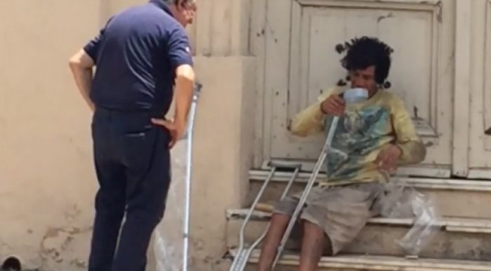 Le regala muletas a un mendigo y se vuelve viral Le regala muletas a un mendigo y se vuelve viral