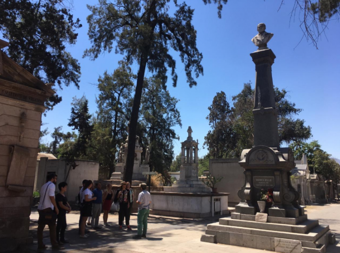 Municipalidad de Recoleta interpuso querella contra Schüler por obra robada del Cementerio General