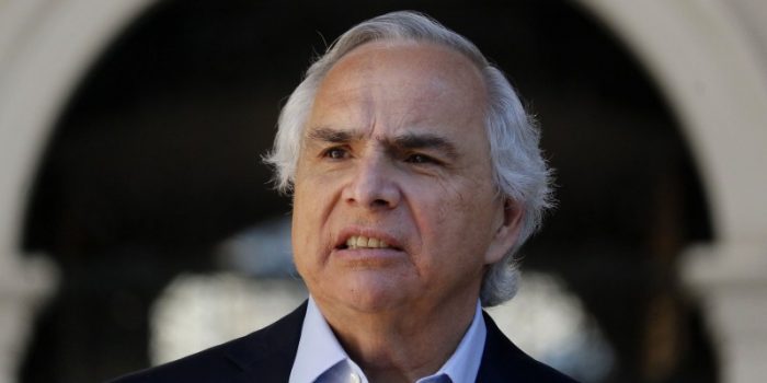 Chadwick perdió el toque: la crisis de Carabineros que Interior apagó con bencina Chadwick perdió el toque: la crisis de Carabineros que Interior apagó con bencina