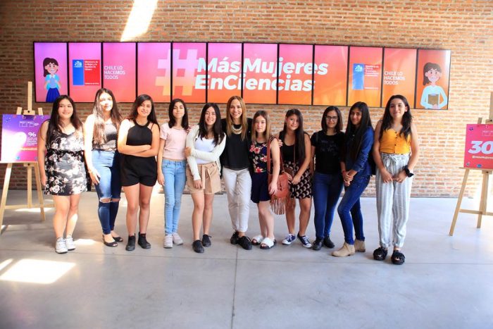 Ministros Plá y Couve lanzan campaña para incentivar a las jóvenes a estudiar carreras científicas Ministros Plá y Couve lanzan campaña para incentivar a las jóvenes a estudiar carreras científicas