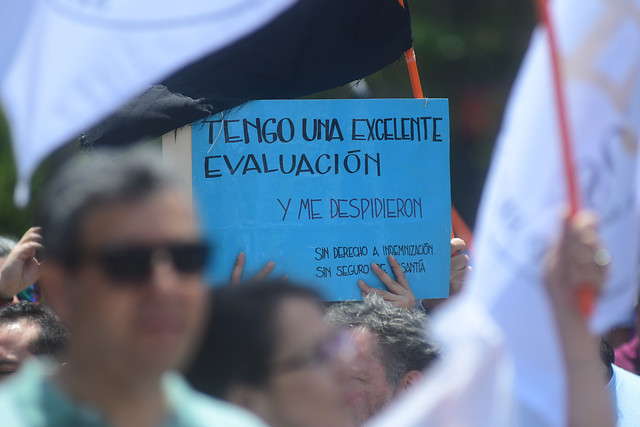Funcionarios públicos protestan frente a La Moneda por masivos despidos y acusan al Gobierno de “utilizar el Estado como botín” Funcionarios públicos protestan frente a La Moneda por masivos despidos y acusan al Gobierno de “utilizar el Estado como botín”