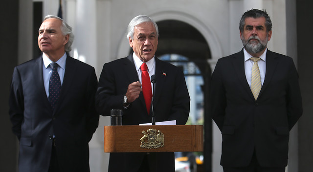 Hermes Soto sale por la puerta trasera: Piñera le pide la renuncia y ex director de Carabineros da de baja a 10 generales Hermes Soto sale por la puerta trasera: Piñera le pide la renuncia y ex director de Carabineros da de baja a 10 generales
