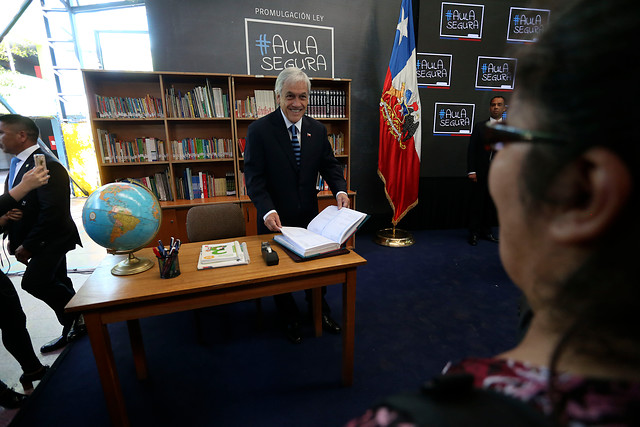 Piñera promulga sin pena ni gloria la controvertida ley “Aula Segura” Piñera promulga sin pena ni gloria la controvertida ley “Aula Segura”