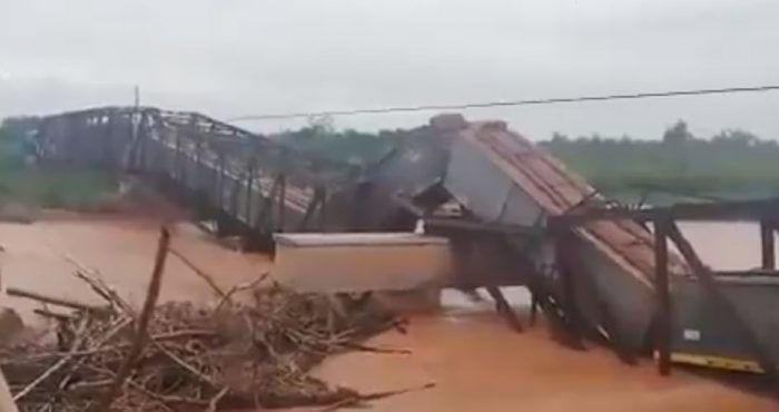 Puente ferroviario se desploma justo cuando pasaba el tren Puente ferroviario se desploma justo cuando pasaba el tren