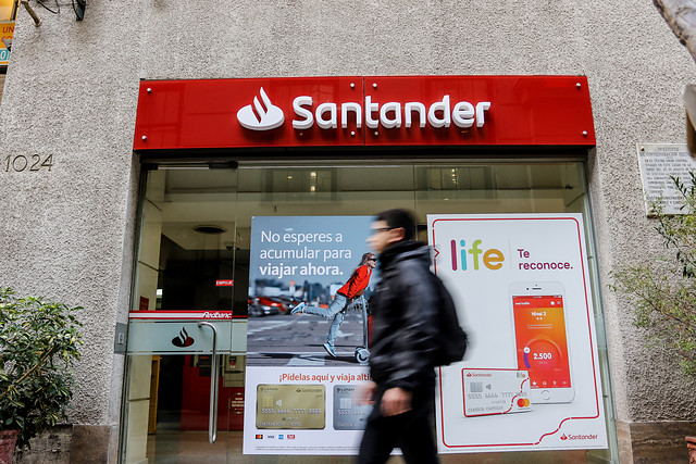 Santander entrega mandato para vender participación en Transbank, Redbanc y Nexus