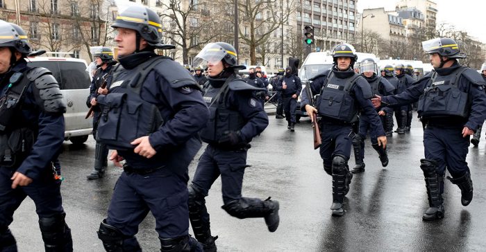 Francia: policías se quitan los cascos para negociar con manifestantes Francia: policías se quitan los cascos para negociar con manifestantes