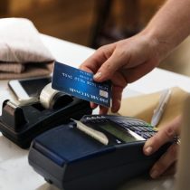 En EE.UU. las mujeres pagan un 18% más en comisiones bancarias