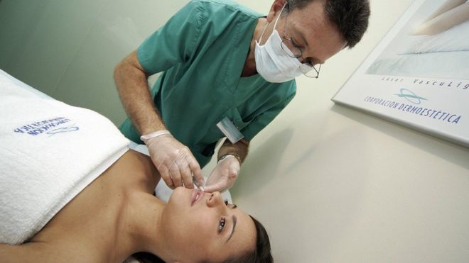 Las extranjeras (y venezolanas) que aprovechan la crisis y viajan a Venezuela a realizarse operaciones estéticas “a bajo costo” Las extranjeras (y venezolanas) que aprovechan la crisis y viajan a Venezuela a realizarse operaciones estéticas “a bajo costo”