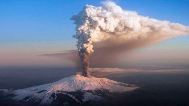 Volcán Etna experimenta ligera actividad con explosiones y emisión de gases Volcán Etna experimenta ligera actividad con explosiones y emisión de gases