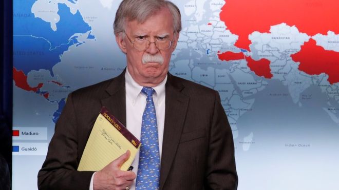 “5.000 tropas a Colombia”: el llamativo mensaje en el cuaderno de John Bolton, consejero de seguridad de EE.UU., en medio de la crisis de Venezuela
