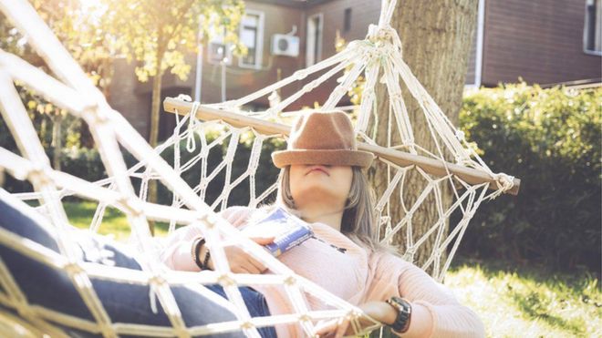 Por qué mecerte puede ayudarte a dormir mejor (aunque seas adulto) Por qué mecerte puede ayudarte a dormir mejor (aunque seas adulto)