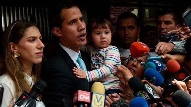 Guaidó denuncia una visita de la policía a su casa para intimidarlo y las autoridades lo niegan Guaidó denuncia una visita de la policía a su casa para intimidarlo y las autoridades lo niegan