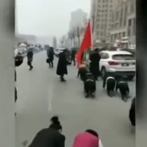 Una empresa china castiga a sus trabajadoras obligándolas a gatear por la calle
