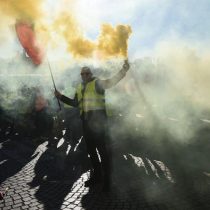 Un herido producto de un disparo: el impactante registro de la violencia entre policías y los “chalecos amarillos” en Francia