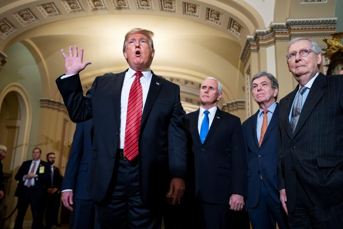 “Una pérdida total de tiempo”: Trump se retira de reunión con demócratas tras rechazo a fondos para muro fronterizo